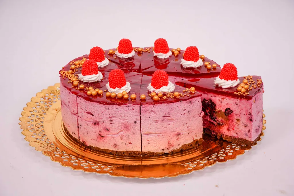 tort-mousse-cu-fructe-de-padure-3.webp