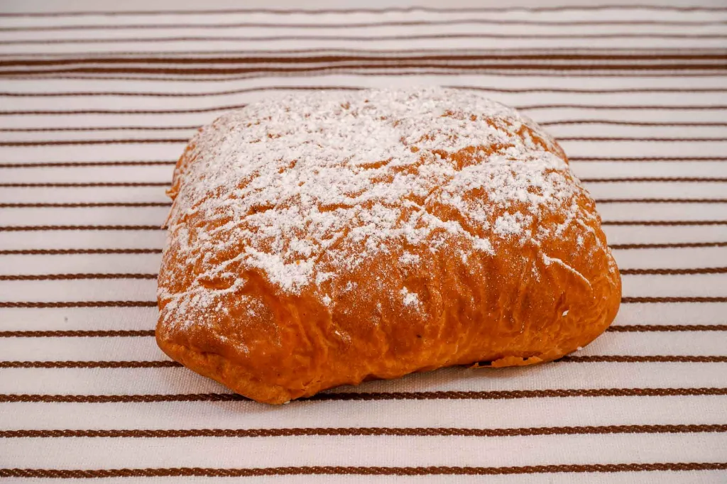 branzoaica-cu-branza-dulce-si-stafide-2.webp