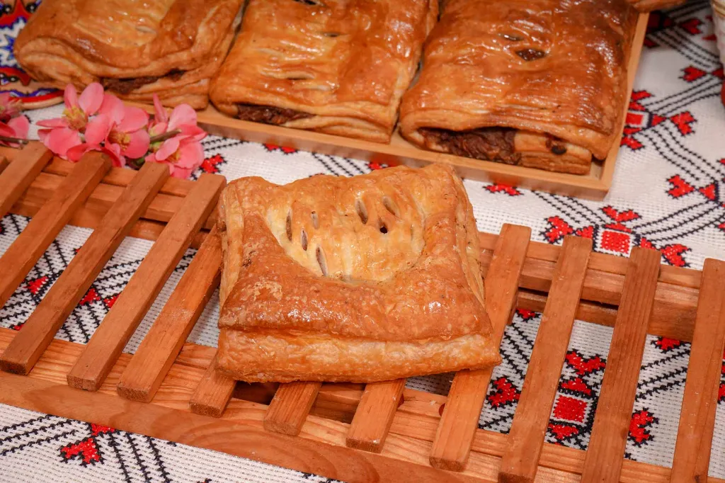 placinta-cu-mere-in-foietaj-la-bucata-2.webp