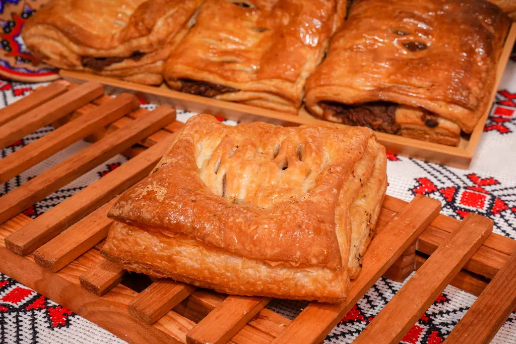 placinta-cu-mere-in-foietaj-la-bucata-3.webp