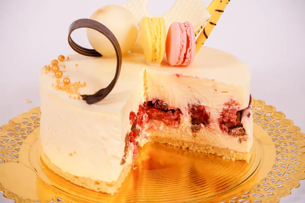 Tort Mousse Alb cu Fructe de Padure