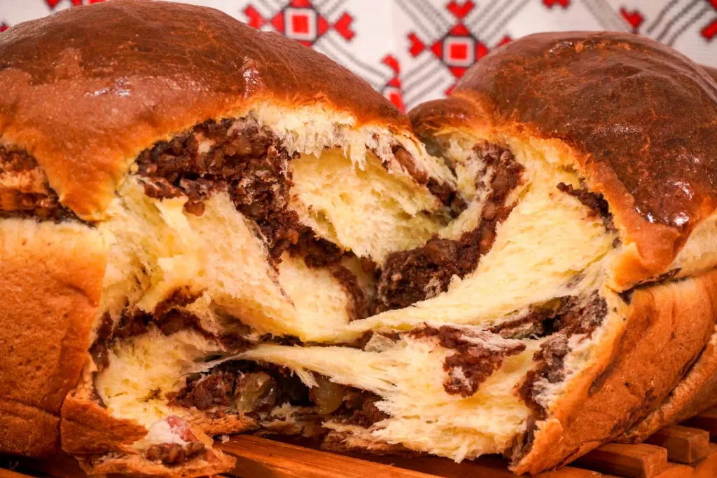 Cozonac cu Nuci, Cacao, Rahat si Stafide